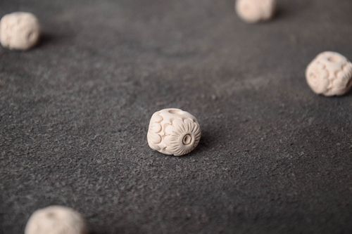 Perle en céramique faite main blanche avec motifs fourniture de bijoux - MADEheart.com