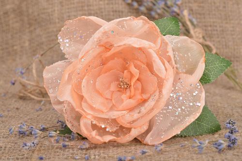 Damen Modeschmuck handmade Haarspange Blume Accessoire für Haare in Orangefarben - MADEheart.com