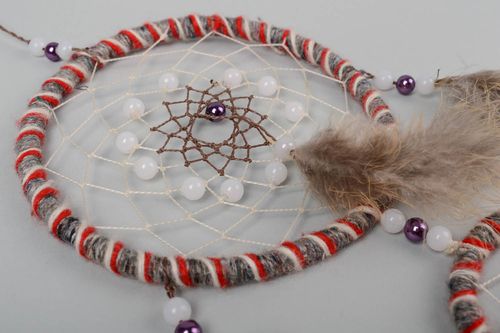 Atrapasueños artesanal marrón con plumas colgante decorativo adorno para pared - MADEheart.com