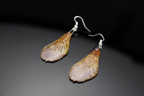Earrings made of epoxy and Peruvian lily - MADEheart.com