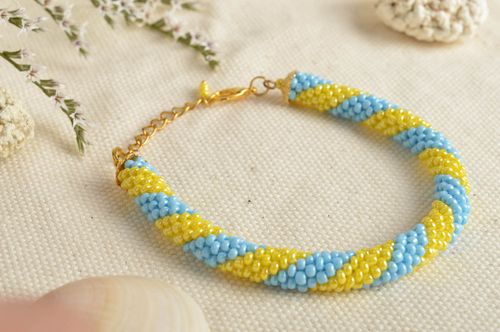 Pulsera de abalorios checos con forma de cordón azul amarilla artesanal - MADEheart.com