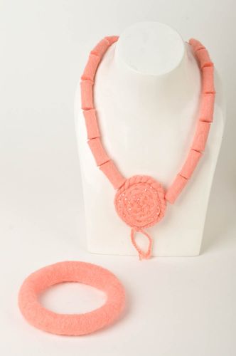 Collana e bracciale fatti a mano in feltro accessori in lana originali  - MADEheart.com