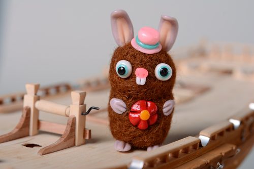 Juguete de fieltro en miniatura artesanal Conejo  - MADEheart.com