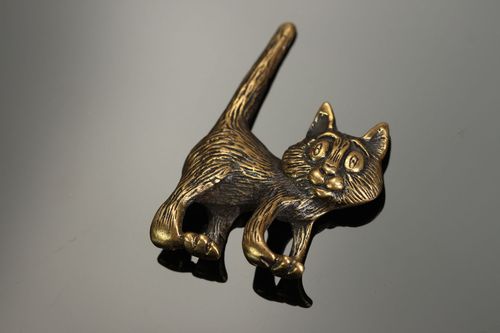 Pingente de bronze feito à mão em forma do gato  - MADEheart.com