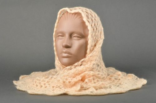 Scialle di lana fatto a mano accessorio caldo da donna in colore tenero - MADEheart.com