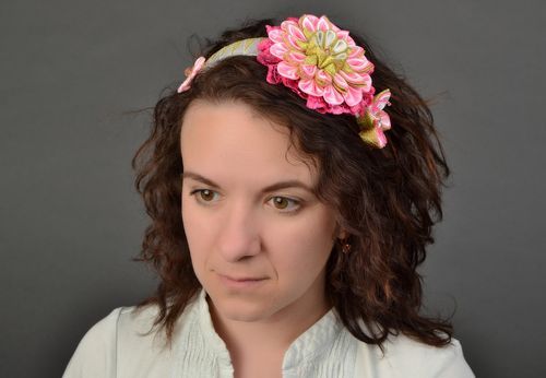 Diadema para el pelo de cintas de raso en técnica de kanzashi Flor rosada - MADEheart.com