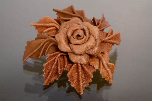 Broche en cuir ou pince à cheveux en forme de fleur - MADEheart.com