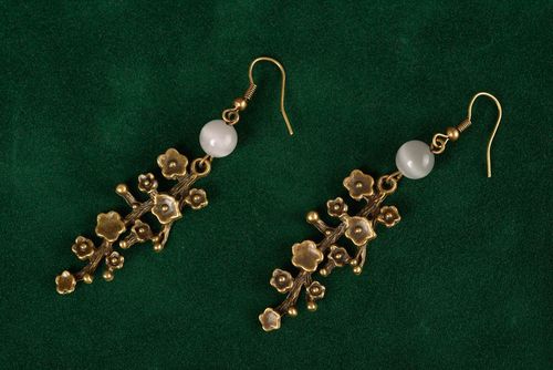 Orecchini di metallo fatti a mano accessorio originale con occhio di gatto - MADEheart.com