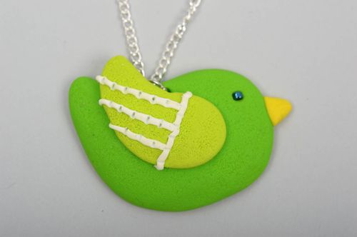 Handmade Anhänger Vogel Polymer Clay Schmuck Accessoire für Frauen grün - MADEheart.com