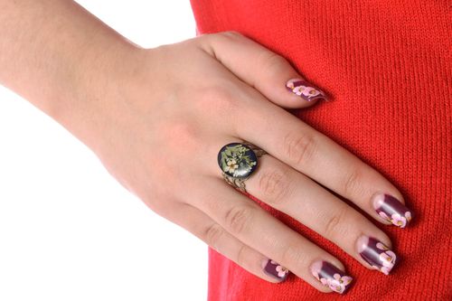 Кольцо с живыми цветами в эпоксидной смоле винтажное - MADEheart.com