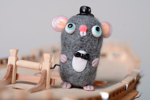 Handmade felted wool figurine of mouse - MADEheart.com