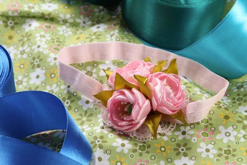 Handmade Haarband mit Blumen Accessoires für Haare Blumen Haarband rosafarbig - MADEheart.com