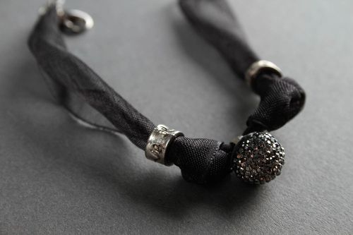 Браслет ручной работы женский браслет с бусиной черный браслет из лент - MADEheart.com
