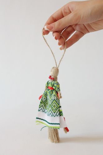 Boneca étnica protectora feita à mão de tecidos naturais de cor verde - MADEheart.com
