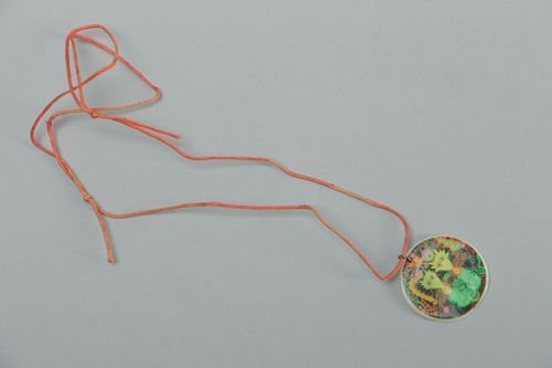 Round plastic pendant that glows in the dark Crows - MADEheart.com