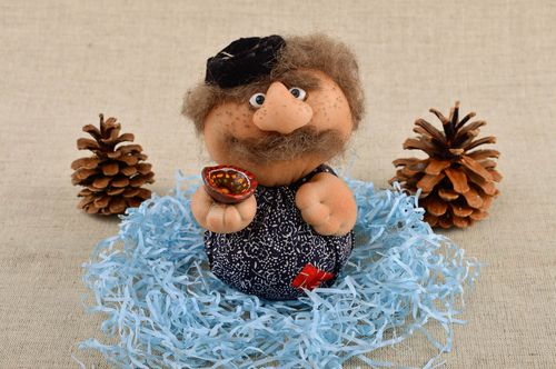 Bambola d arredo fatta a mano pupazzo di capron morbido e interessante - MADEheart.com