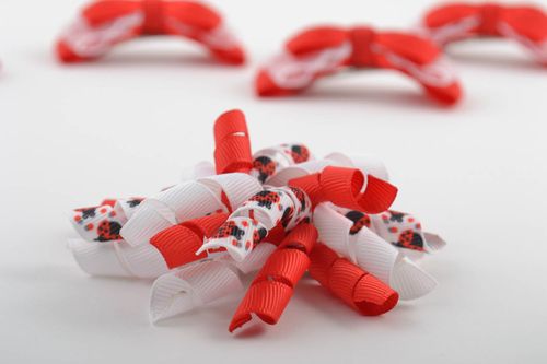 Barrette à cheveux en ruban faite main rouge blanc accessoire pour fille - MADEheart.com