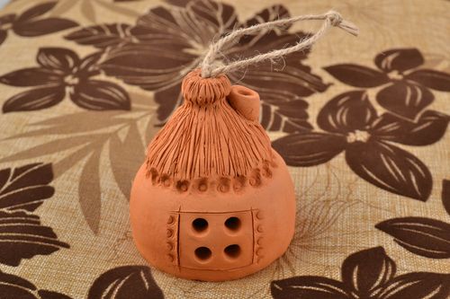 Cloche à accrocher en forme de maisonnette céramique faite main décoration - MADEheart.com