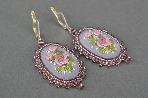 Bonitos pendientes de cuero bordado Rosas - MADEheart.com