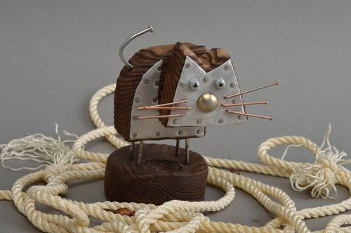Geschnitzte handgemachte Figurine aus Holz Katze aus Kiefer und Nageln - MADEheart.com