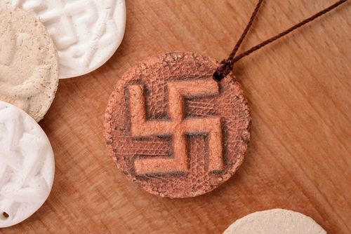 Anhänger Amulett mit Schnur Kolowrat - MADEheart.com