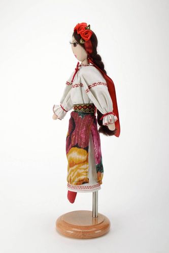 Ethnische Puppe mit Ständer Ukrainerin mit Haarreif aus Rosen - MADEheart.com