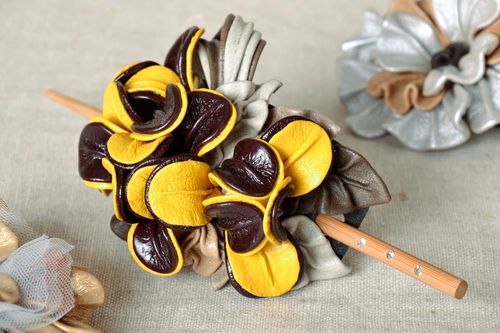 Pique à cheveux jaune avec fleurs artificielles en cuir naturel - MADEheart.com