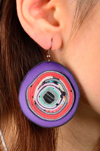 Orecchini in cuoio fatti a mano rotondi accessorio originale bello da donna - MADEheart.com