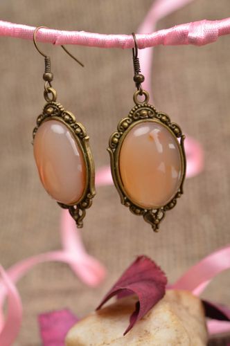 Boucles doreilles ovales pendantes métal cabochon style vintage faites main - MADEheart.com
