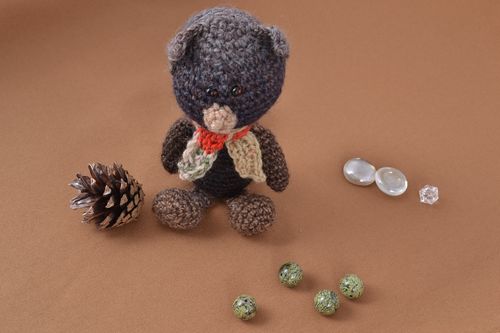 Giocattolo a maglia fatto a mano pupazzo morbido a forma di gatto grigio - MADEheart.com