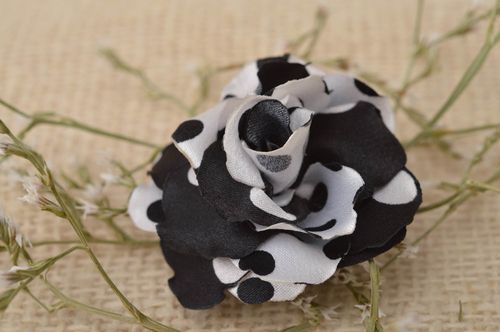 Broche fleur faite main Pince à cheveux satin métal noir blanc Accessoire femme - MADEheart.com