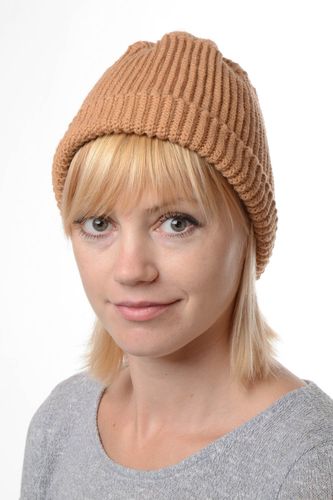 Коричневая теплая вязаная шапка ручной работы из шерсти и акрила для женщин - MADEheart.com
