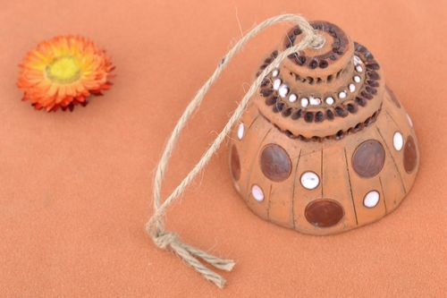 Campanello decorativo fatto a mano figurina in ceramica di argilla rossa - MADEheart.com