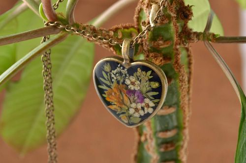 Neck pendant with natural flowers in epoxy resin Heart - MADEheart.com