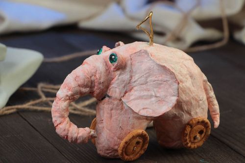 Colgante decorativo hecho a mano pintado figura de papel maché elefante rosado - MADEheart.com