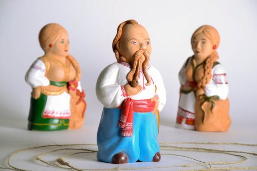 Figurilla cerámica en forma de cosaco con pipa - MADEheart.com