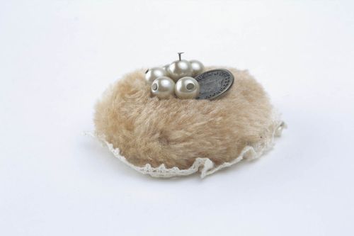 Round fur brooch - MADEheart.com