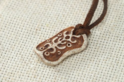 Pendentif en os ethnique Murmure du chaman - MADEheart.com