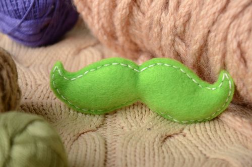 Schnurrbart Magnet für Kühlschranktür aus Filz in Grün für Küchen Interieur - MADEheart.com