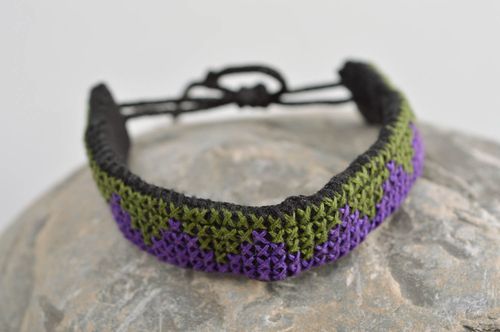 Bracelet tendance Accessoire fait main textile brodé vert-violet Cadeau femme - MADEheart.com