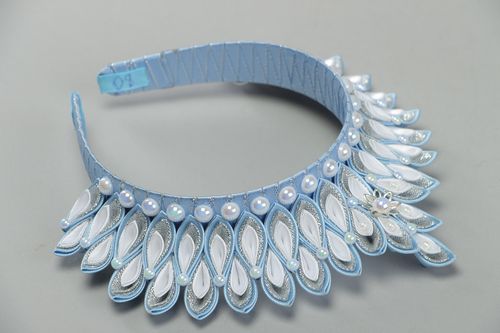 Handgemachter Haarreif mit Krone aus Satin und Brokat in Kanzashi Technik - MADEheart.com