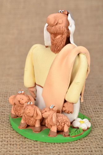 Handmade Statuette aus Ton Abraham mit Schafen - MADEheart.com