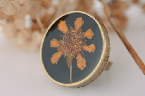 Handmade round metal ring with bright flower on black background in epoxy resin - MADEheart.com