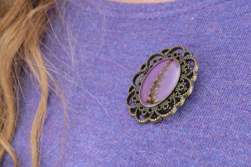 Lila Brosche aus Strohblumen mit Epoxidhatz - MADEheart.com