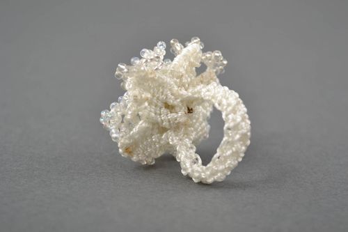 Bague fantaisie Bijou fait main blanc macramé perles rocaille Accessoire femme - MADEheart.com