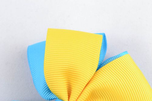 Spilla in colore azzurro e giallo fatta a mano accessorio originale dautore - MADEheart.com