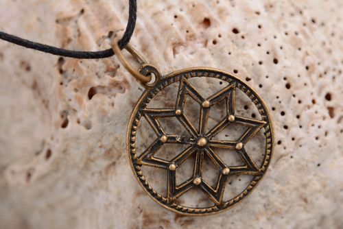 Colgante de bronce de estilo étnico Alatyr - MADEheart.com