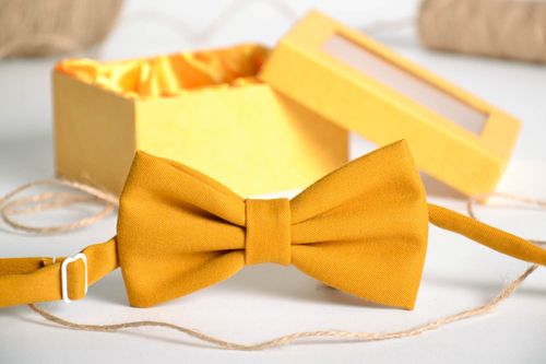 Gravata-borboleta de tecido feita à mão em cor de mustarda - MADEheart.com