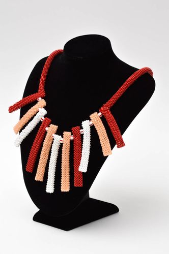 Collana di perline fatta a mano bigiotteria da donna in colore rosso bianco - MADEheart.com