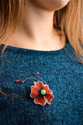 Broche fleur rouge Bijou fait main en perles de rocaille Cadeau femme original - MADEheart.com